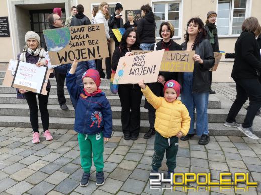 Protest przeciwko "finansowaniu wojen" pod opolskim Ratuszem