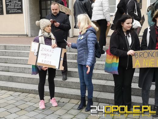 Protest przeciwko "finansowaniu wojen" pod opolskim Ratuszem