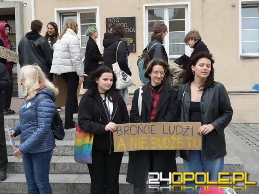 Protest przeciwko "finansowaniu wojen" pod opolskim Ratuszem