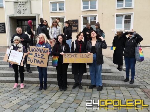 Protest przeciwko "finansowaniu wojen" pod opolskim Ratuszem