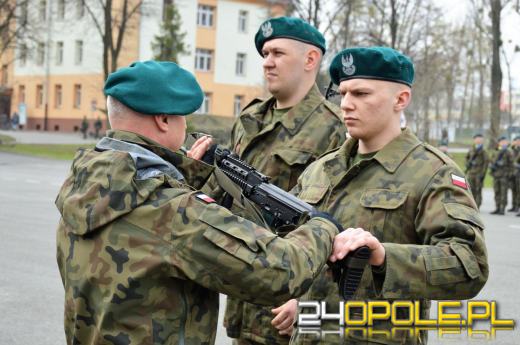 Elewi służby przygotowawczej, szkolą się w 10 Opolskiej Brygadzie Logistycznej. Otrzymali broń.