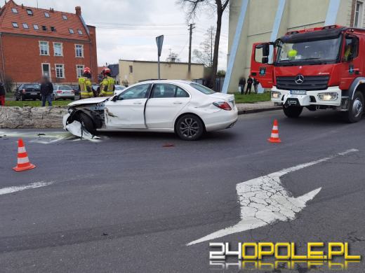 Zderzenie osobówki z samochodem ciężarowym w Ujeździe
