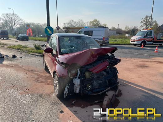 33-latka wjechała na skrzyżowanie na czerwonym świetle. Doszło do wypadku