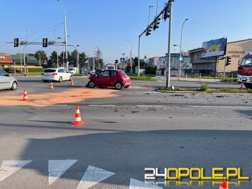 33-latka wjechała na skrzyżowanie na czerwonym świetle. Doszło do wypadku