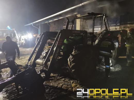 Pożar ciągnika w gospodarstwie. Akcja gaśnicza w nocy
