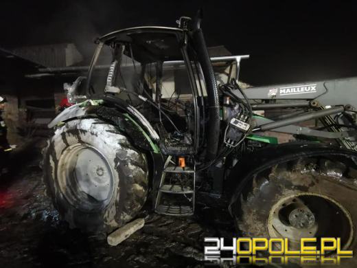 Pożar ciągnika w gospodarstwie. Akcja gaśnicza w nocy