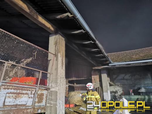 Pożar ciągnika w gospodarstwie. Akcja gaśnicza w nocy