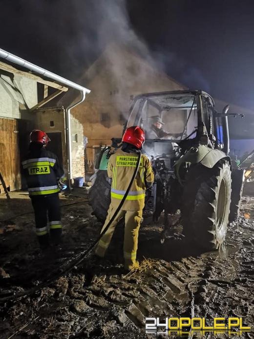 Pożar ciągnika w gospodarstwie. Akcja gaśnicza w nocy