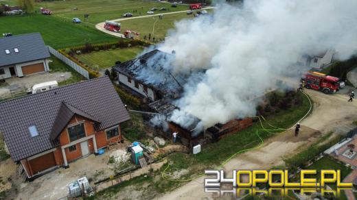 7 zastępów straży walczyło z pożarem domu w Walidrogach