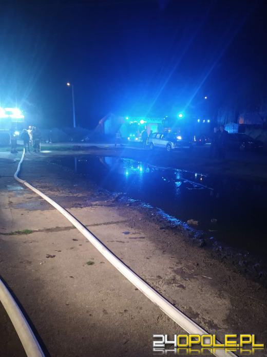 4 zastępy straży gasiły pożar obory w gminie Otmuchów