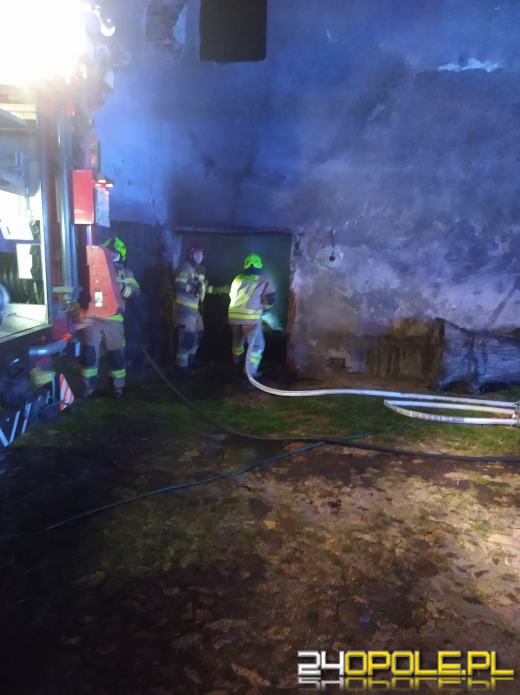 4 zastępy straży gasiły pożar obory w gminie Otmuchów