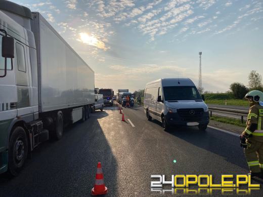 Wypadek na strzeleckim odcinku A4. Z lawety zsunął się ładunek