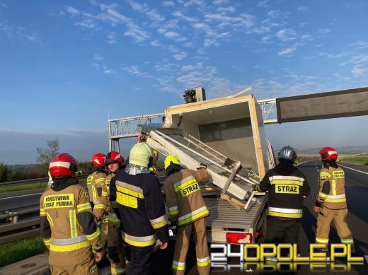 Wypadek na strzeleckim odcinku A4. Z lawety zsunął się ładunek