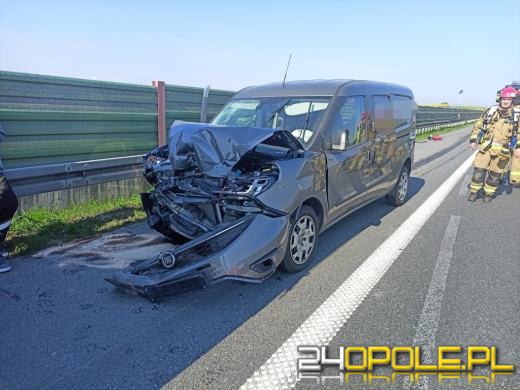 A4 Krapkowice: Zderzenie busa z ciężarówką. Jedna osoba trafiła do szpitala