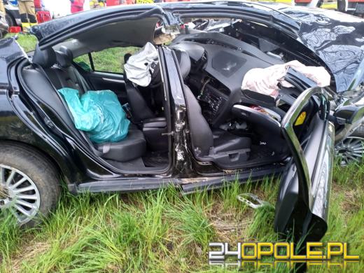 Samochód uderzył w drzewo. W środku trójka dzieci