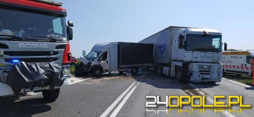Wypadek drogowy auta ciężarowego i busa w powiecie brzeskim
