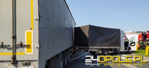 Wypadek drogowy auta ciężarowego i busa w powiecie brzeskim