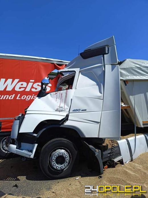 Zderzenie dwóch ciężarówek na 249 km A4. Lądował śmigłowiec LPR