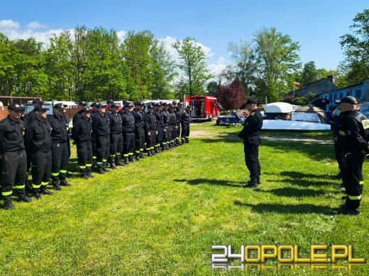 Zderzenie łodzi i kajaków na wodzie. Strażacy ćwiczą wszelkie scenariusze