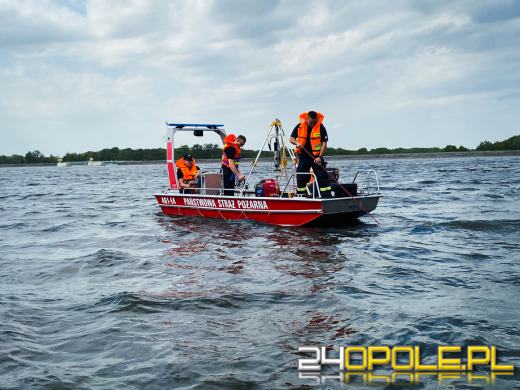 Zderzenie łodzi i kajaków na wodzie. Strażacy ćwiczą wszelkie scenariusze