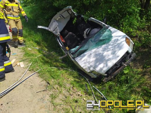 Samochód wypadł z drogi. Jedna osoba została poszkodowana