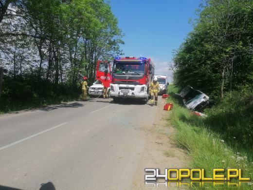 Samochód wypadł z drogi. Jedna osoba została poszkodowana