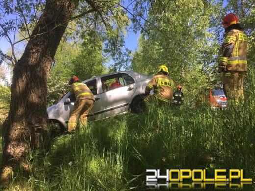 Samochód osobowy osunął się do wody