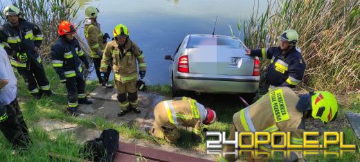 Samochód osobowy osunął się do wody