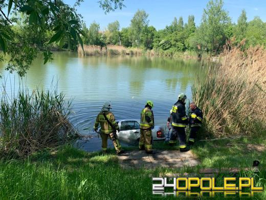 Samochód osobowy osunął się do wody