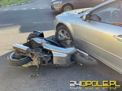 Zderzenie jednośladu z osobówką w Zawadzkiem. Jedna osoba trafiła do szpitala