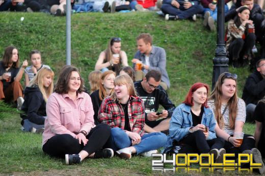 Uniwersytet Opolski zakończył koncertowanie. Dziś studenci balują na błoniach "Polibudy"