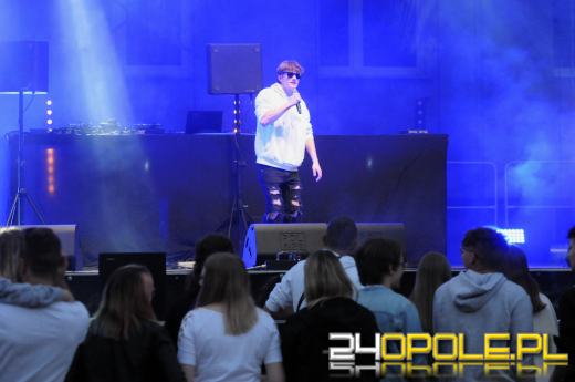 Uniwersytet Opolski zakończył koncertowanie. Dziś studenci balują na błoniach "Polibudy"