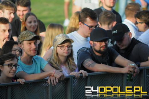 Ruszyły piastonaliowe koncerty na błoniach Politechniki Opolskiej - hip-hop przyciągnął tłumy