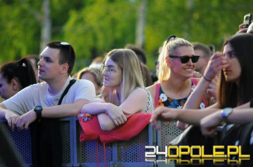Ruszyły piastonaliowe koncerty na błoniach Politechniki Opolskiej - hip-hop przyciągnął tłumy