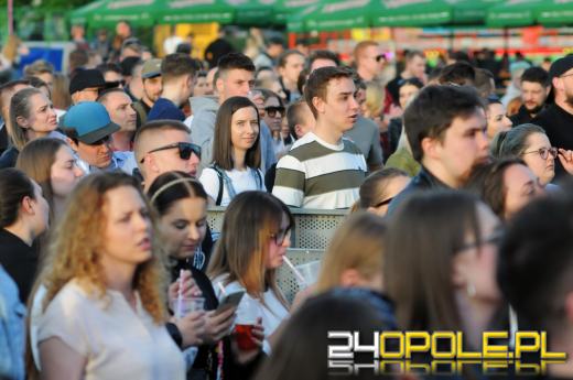 Ruszyły piastonaliowe koncerty na błoniach Politechniki Opolskiej - hip-hop przyciągnął tłumy