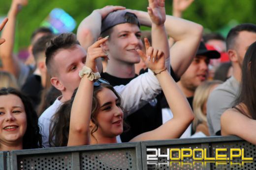 Ruszyły piastonaliowe koncerty na błoniach Politechniki Opolskiej - hip-hop przyciągnął tłumy