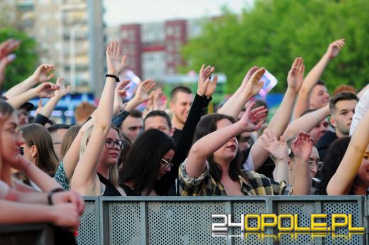 Ruszyły piastonaliowe koncerty na błoniach Politechniki Opolskiej - hip-hop przyciągnął tłumy
