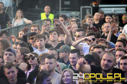 Ruszyły piastonaliowe koncerty na błoniach Politechniki Opolskiej - hip-hop przyciągnął tłumy