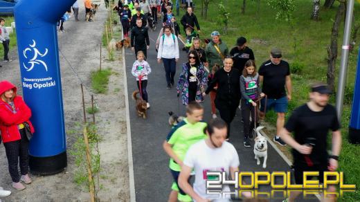 Dziesiątki czworonogów biegało i spacerowało wokół kąpieliska Malina