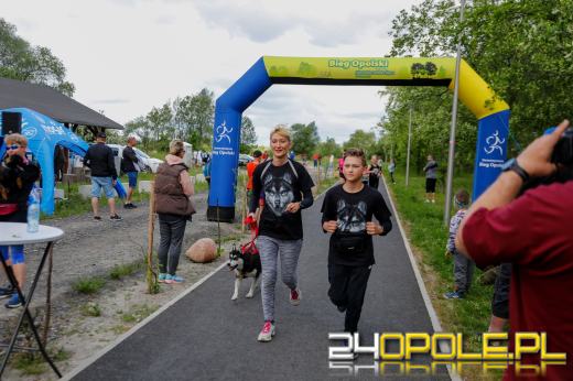 Dziesiątki czworonogów biegało i spacerowało wokół kąpieliska Malina