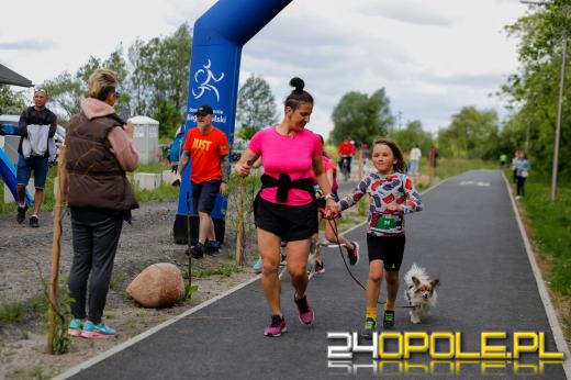 Dziesiątki czworonogów biegało i spacerowało wokół kąpieliska Malina