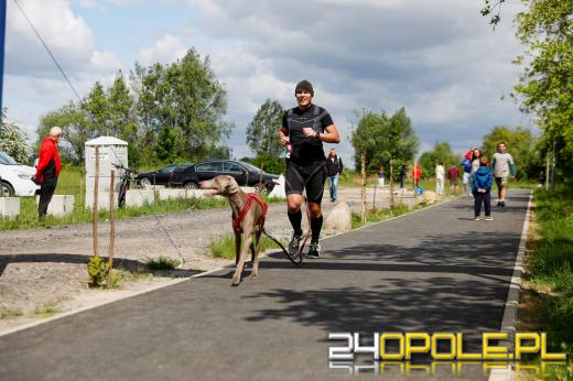 Dziesiątki czworonogów biegało i spacerowało wokół kąpieliska Malina