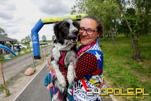 Dziesiątki czworonogów biegało i spacerowało wokół kąpieliska Malina