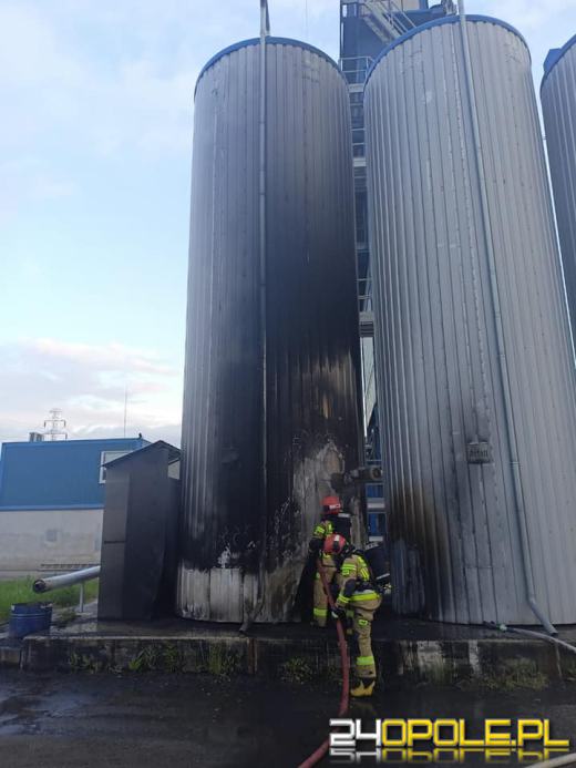 Akcja strażaków w zakładzie przemysłowym w Dąbrówce Górnej