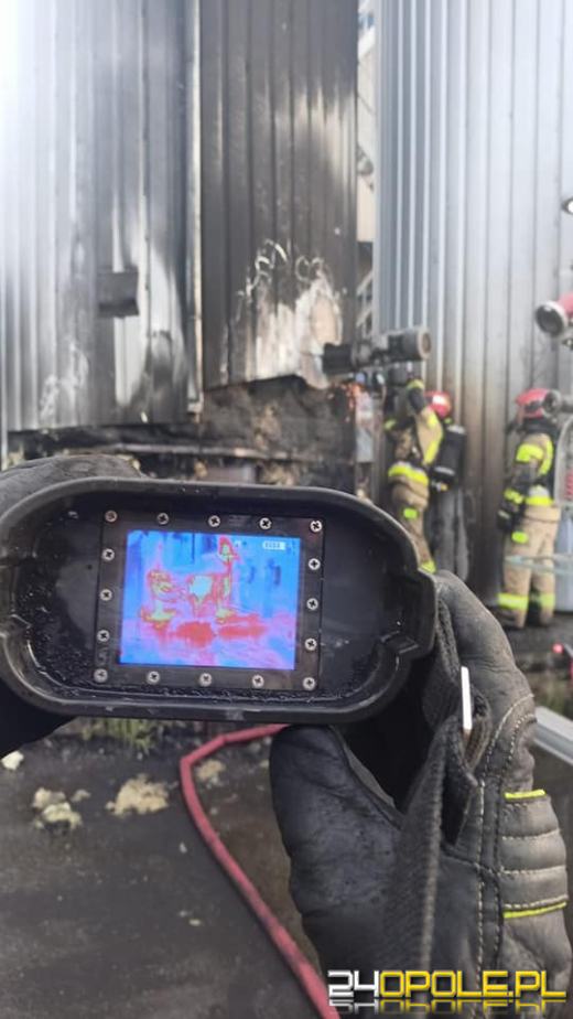 Akcja strażaków w zakładzie przemysłowym w Dąbrówce Górnej