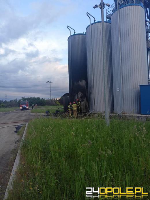 Akcja strażaków w zakładzie przemysłowym w Dąbrówce Górnej