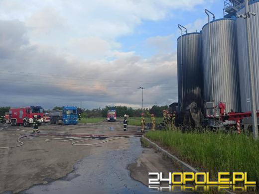 Akcja strażaków w zakładzie przemysłowym w Dąbrówce Górnej