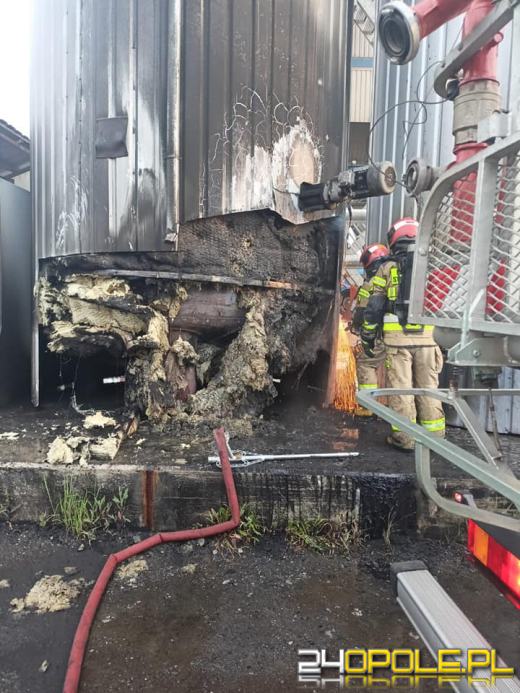 Akcja strażaków w zakładzie przemysłowym w Dąbrówce Górnej
