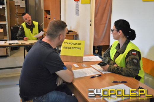 Rezerwiści wojskowi przeszli krótkie szkolenie w koszarach