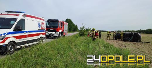 Wypadek w powiecie oleskim. Samochód wypadł z drogi